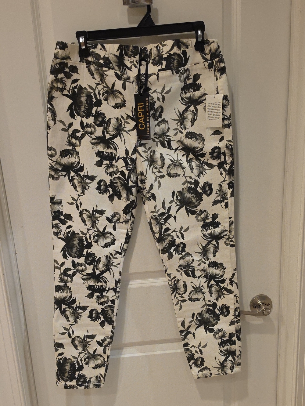 Jeans by Buffalo White and Black Stretch Floral Capri Jeggings